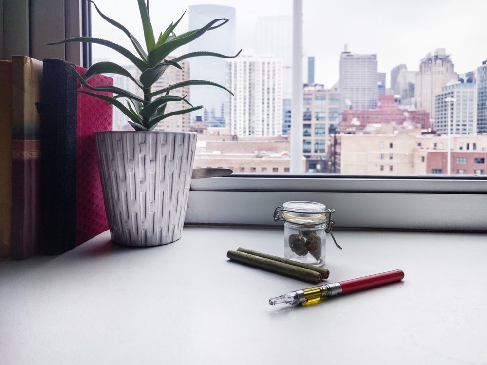 Vape,Pen,,Cigars,And,Marijuana,In,A,Jar,On,A